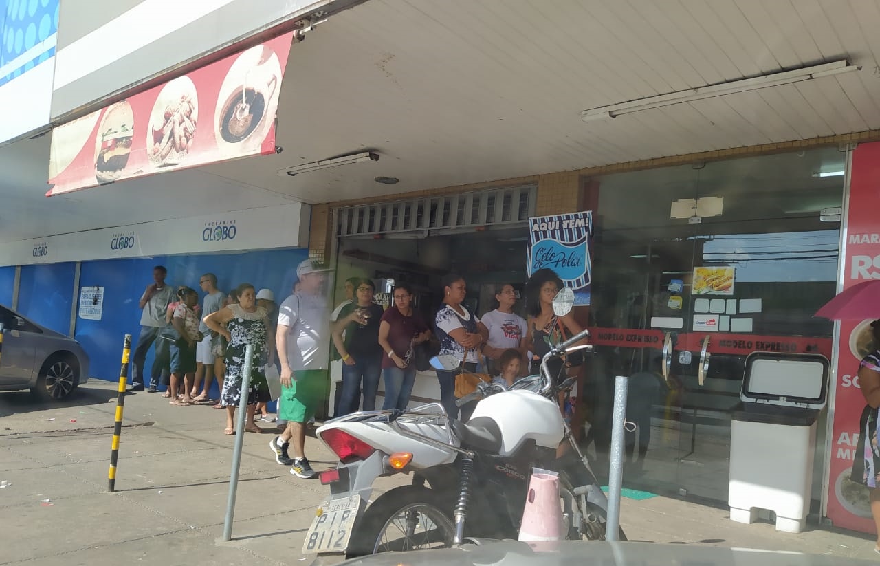Teresinenses fazem fila em frente à padaria na falta de um ponto de ônibus na Rua Pires de Castro